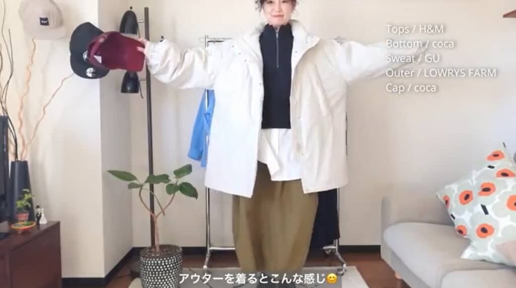 シンプルな白のオーバーシャツコーデ