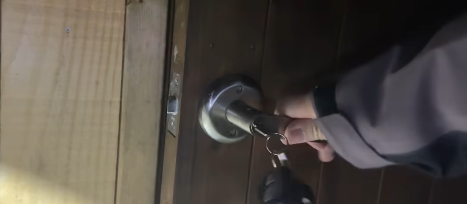 北海道で山小屋をDIYした40代男性→2カ月後、雪に埋もれた扉を開けると…… まさかの光景に「2tは軽く超えてる」「凄いです!」(1/3) | リフォーム・リノベーション・DIY ねとらぼ