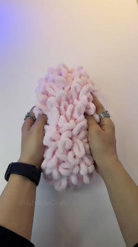 極太の毛糸を使います