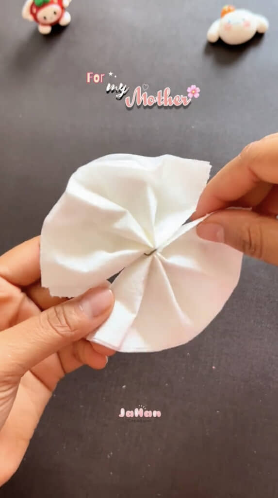 じゃばらに折って束ね、広げます