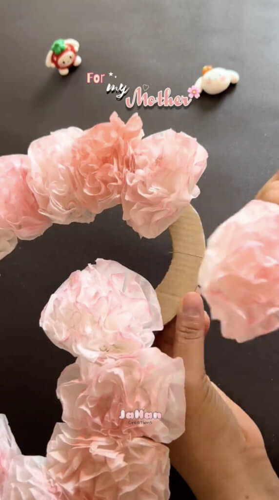 チークで色を付けるとリアルな造花に