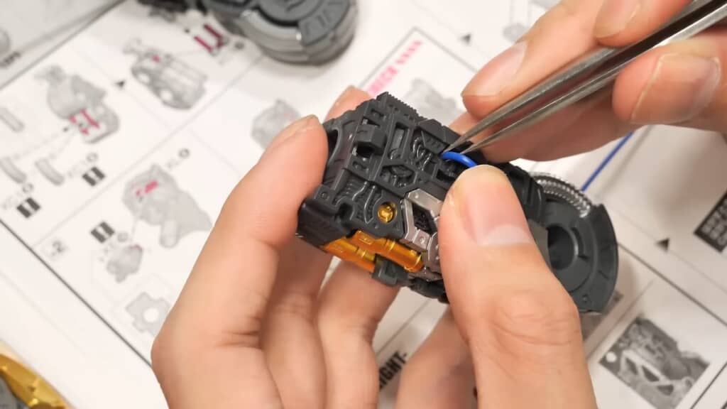 細かい部分まで作り込まれて機械感にあふれた内部フレーム