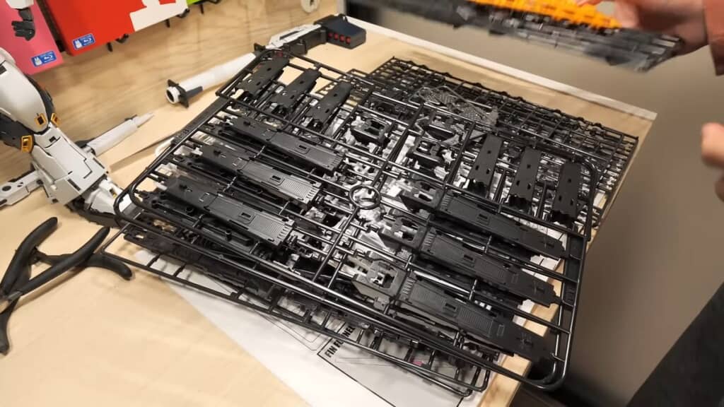 大量にあるフィン・ファンネルのパーツ