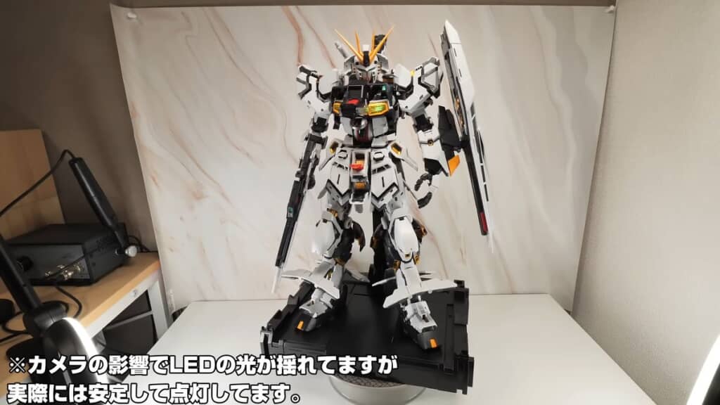 各部のパネルを展開して内部フレームをあちこちからのぞかせているνガンダム