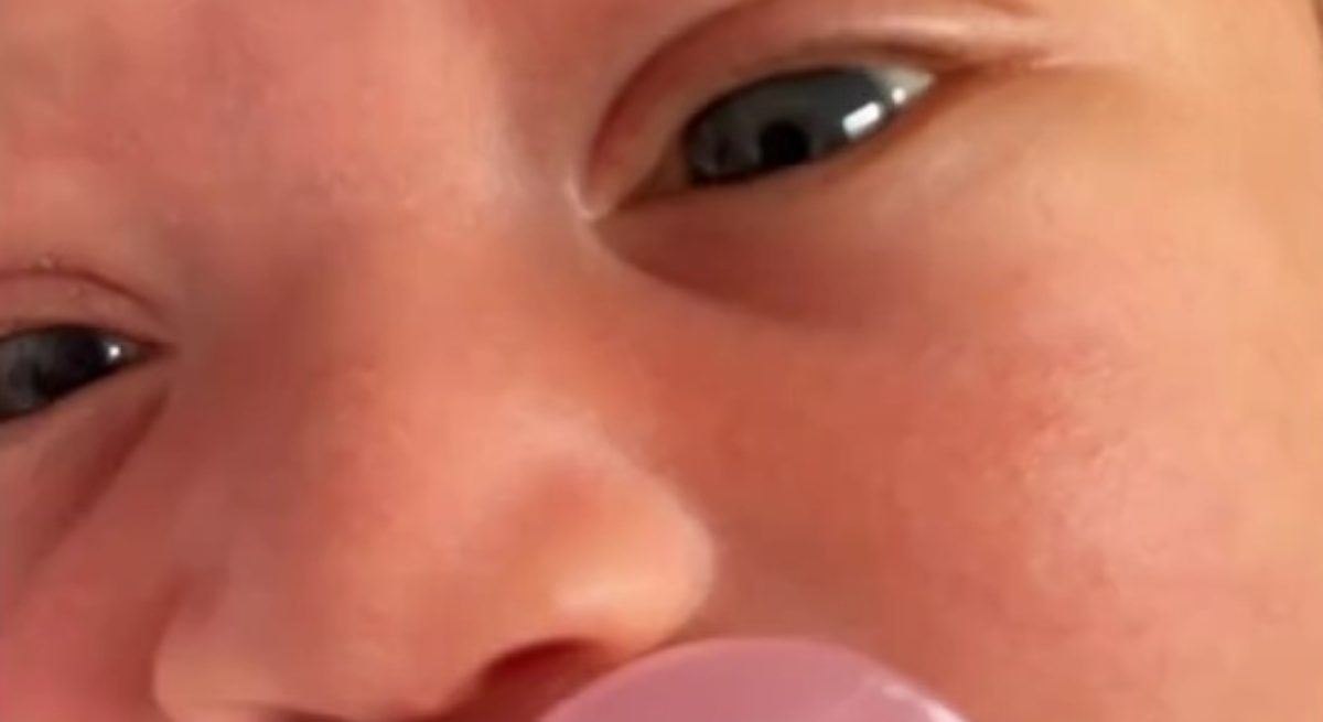 黒い瞳で生まれた赤ちゃん→3歳になると…… 　驚きの変化に「リアルにディズニープリンセス」「美しすぎる」の声【海外】（1/3） | ライフスタイル ねとらぼ