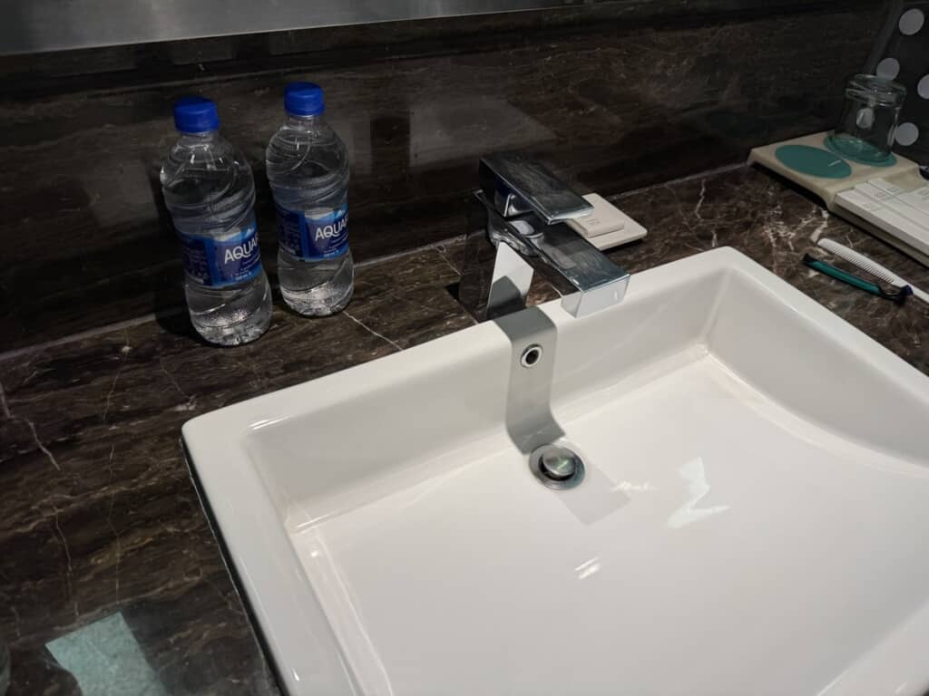 歯磨き用にペットボトルがあるホテルの洗面台