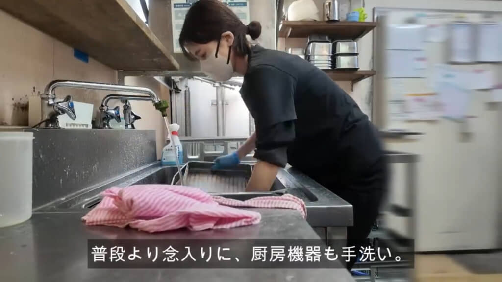 厨房機器や業務用の食洗機を手洗いしながら「今年も1年間マジでありがとう!!」と感謝するYOUさんです