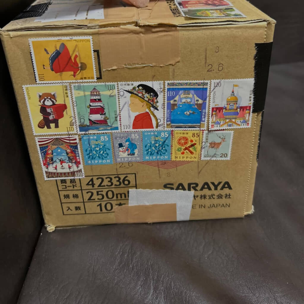 料金の支払いは全部、バラエティ豊富な切手。箱を開ける前から楽しいしうれしい……!