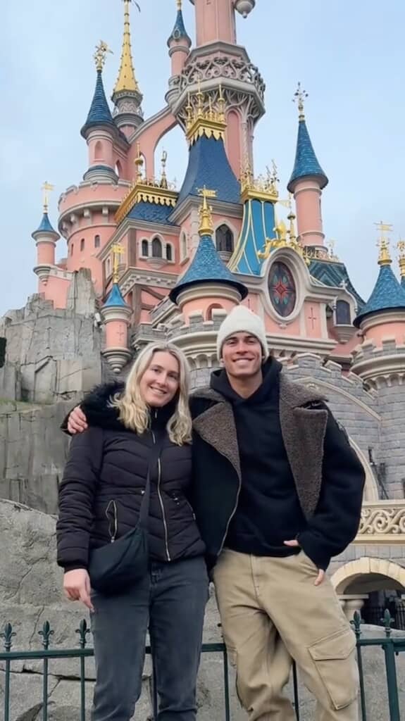 大人になった現在、再び同じ場所で写真を撮った2人。よく見るとお城の見た目も変わっています