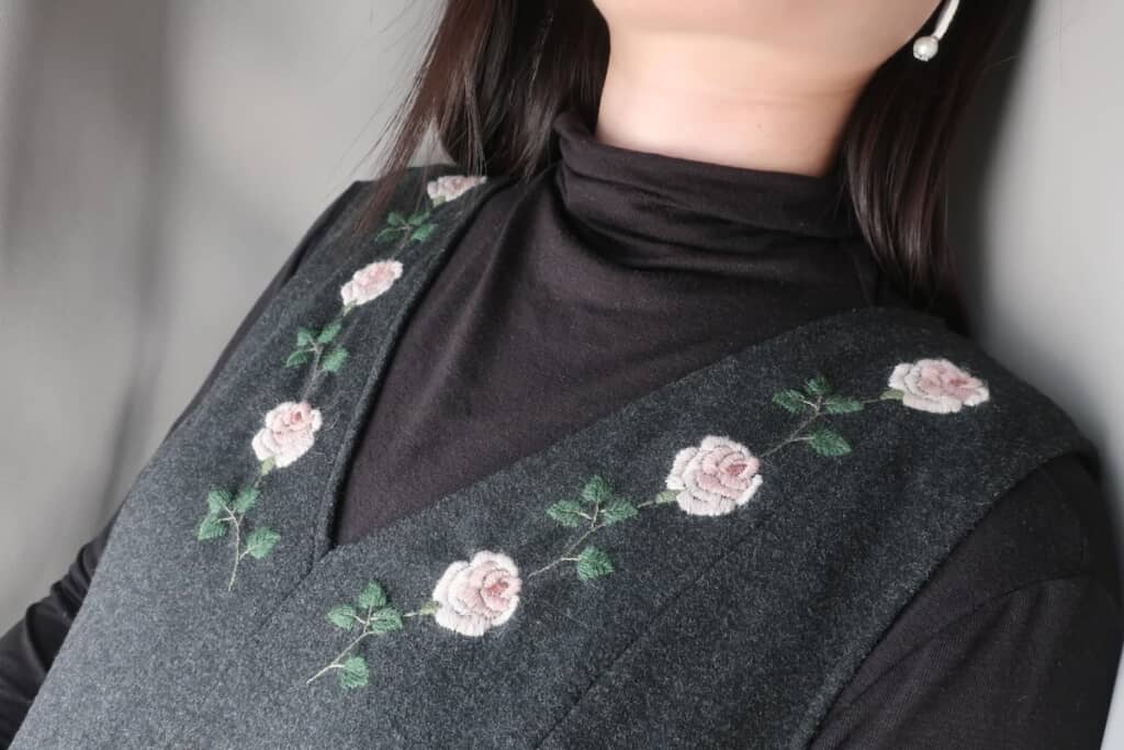 黒のトップスと合わせたコーディネート