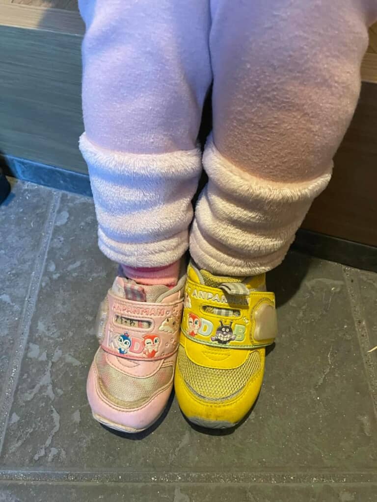 左右で違うデザインの靴を履くこと