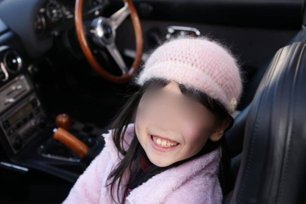 14年前助手席で笑顔だった娘は……