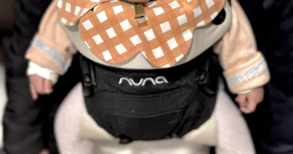 お母さんが赤ちゃんを前だっこしてスーパーへお出かけ。お父さんが用意した帽子は……？