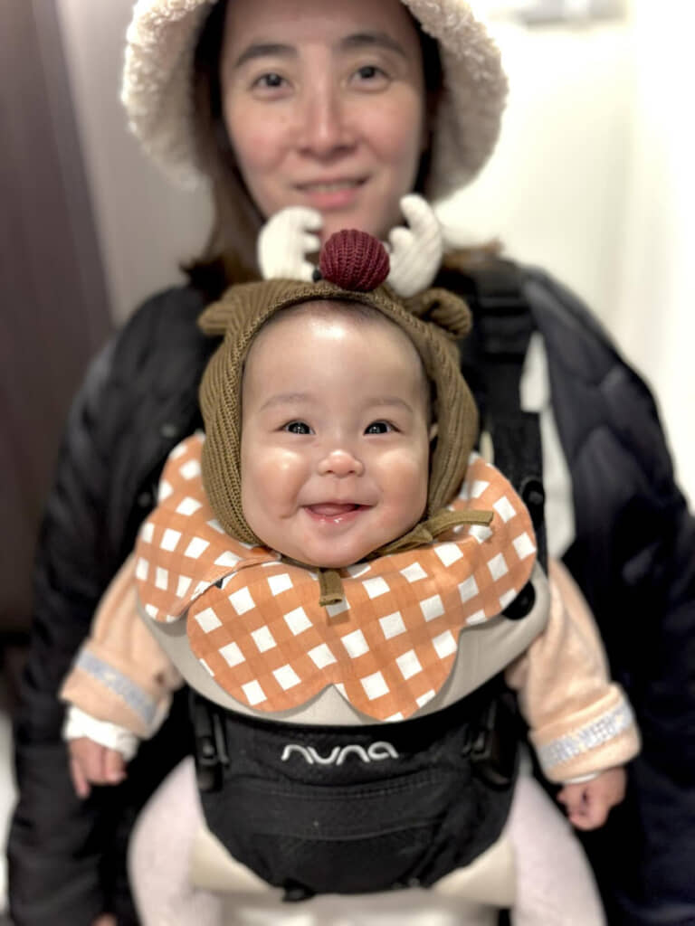 トナカイのフードをかぶってニッコニコの娘さん。こんな子見かけたら、声をかけたくなるのも無理はない……