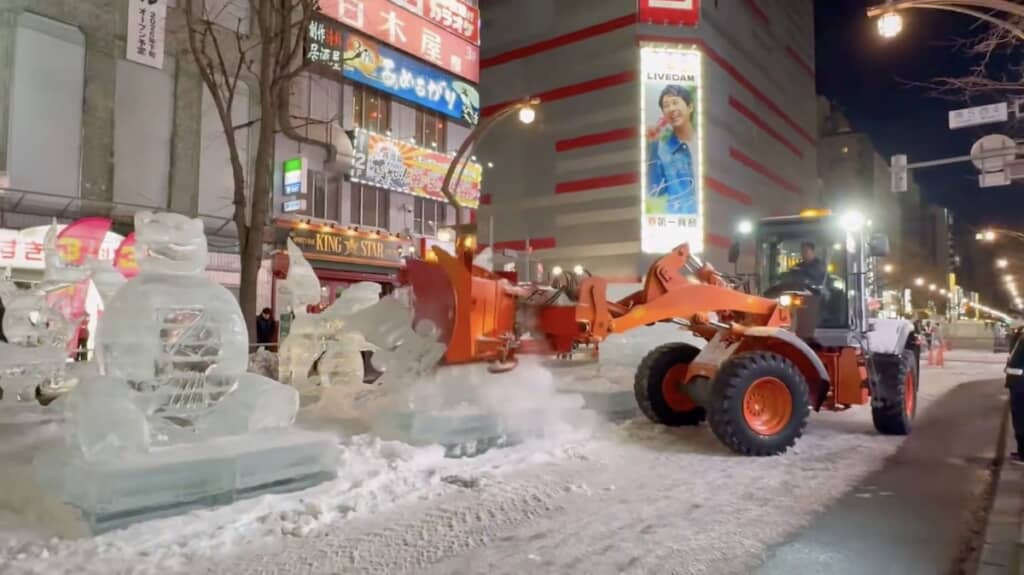 一瞬で粉々に……