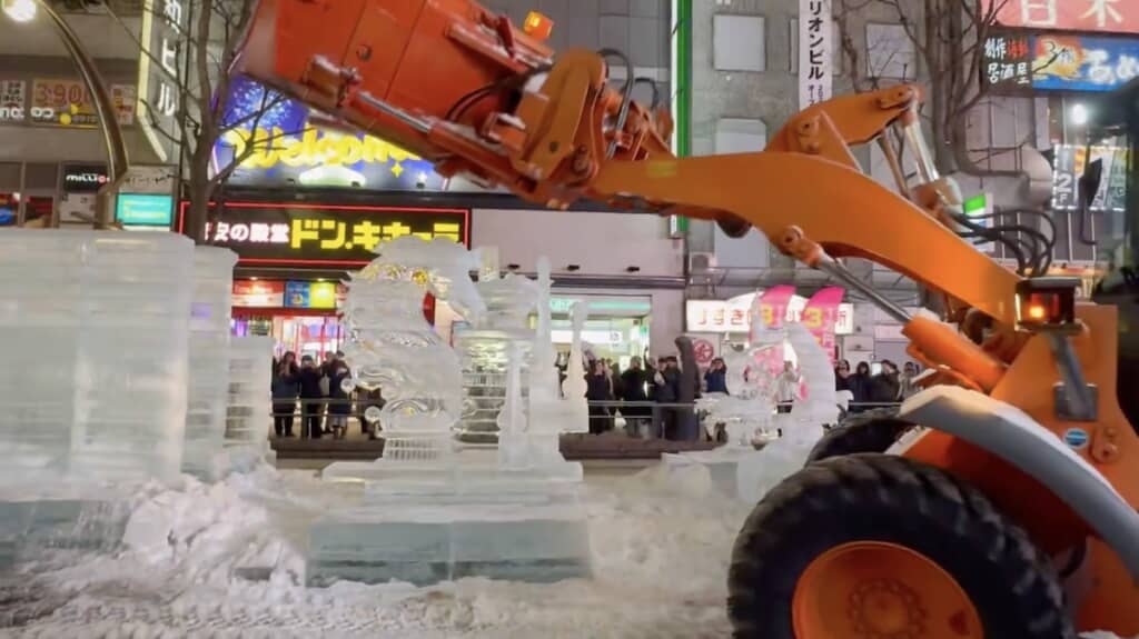 このキレイなタツノオトシゴの氷像も……