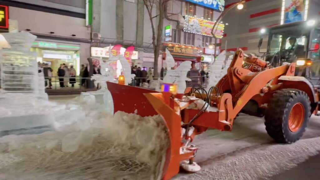 氷像のかけらをかき集め、豪快に撤収