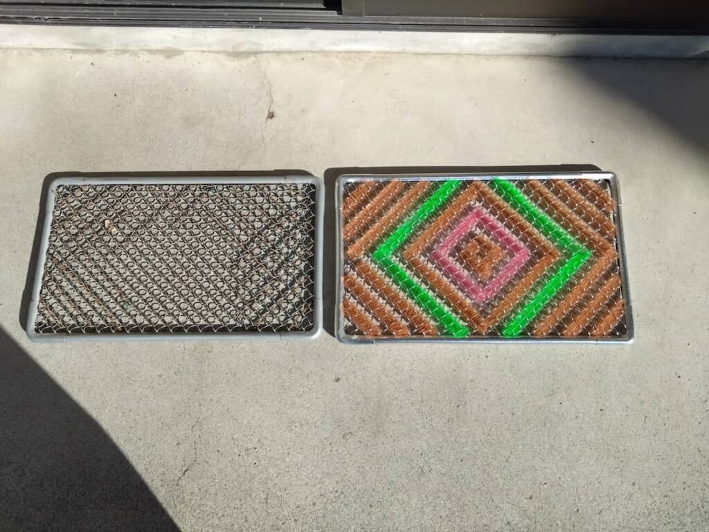 左側が古い玄関マット、右側が新しい玄関マット