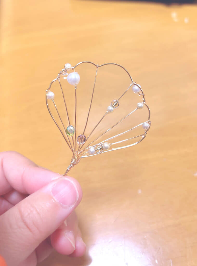 ワイヤーで形を作って……