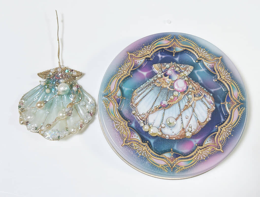 缶のデザインを再現したアクセサリーに！