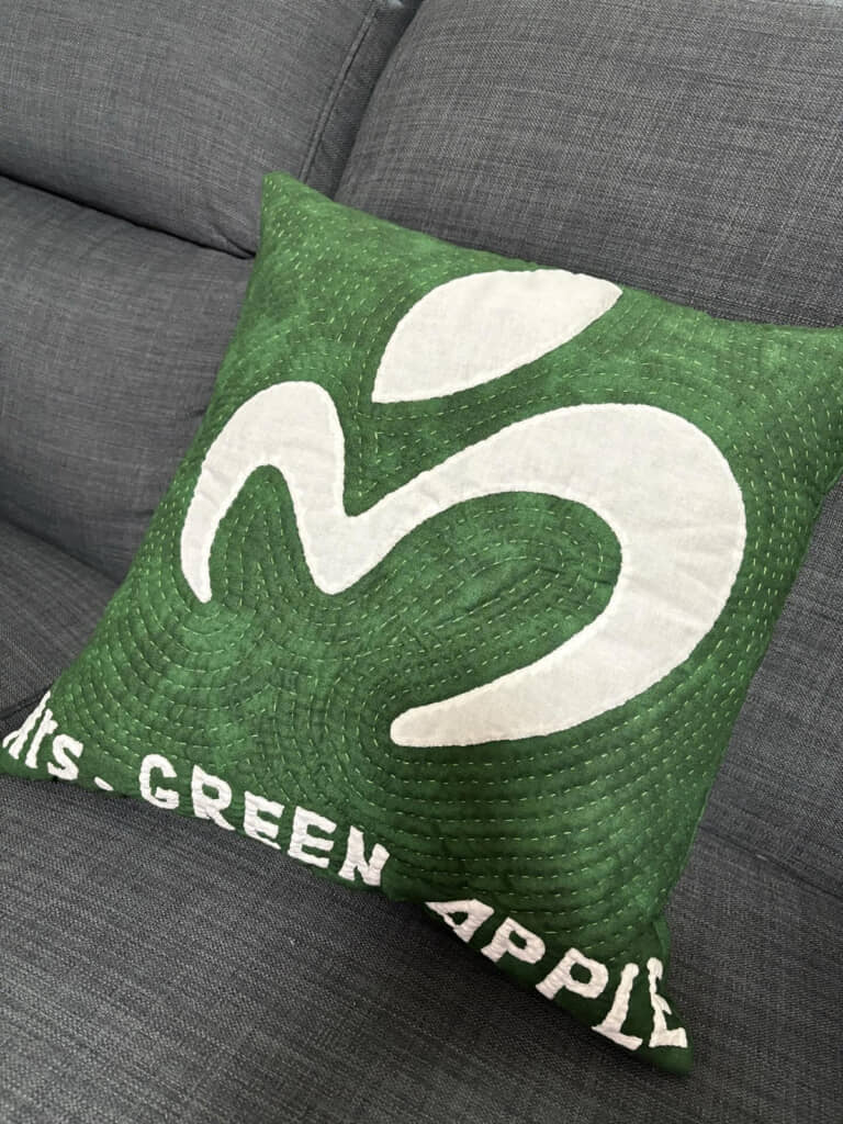 ミセスのロゴをデザインしたキルトクッションを手作り！