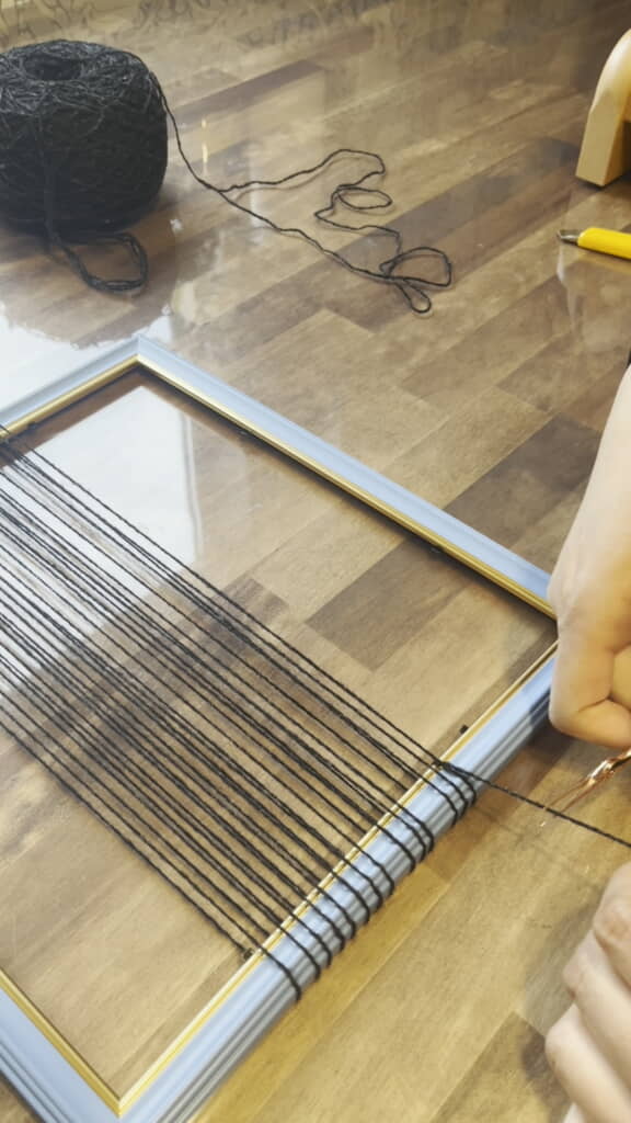 まずはたて糸をぐるぐる