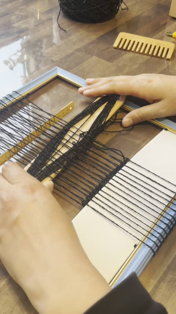 よこ糸を通していきます