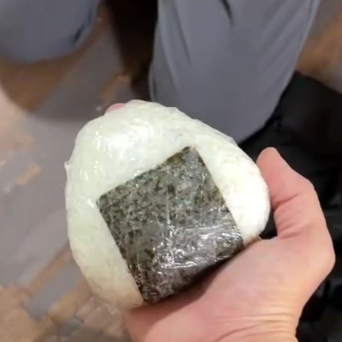 夫が持たせてくれたおにぎり→妻がパクっとかぶりついたら……　「これ会社で食べんの？w」まさかの中身が302万再生（1/3） | グルメ ねとらぼ