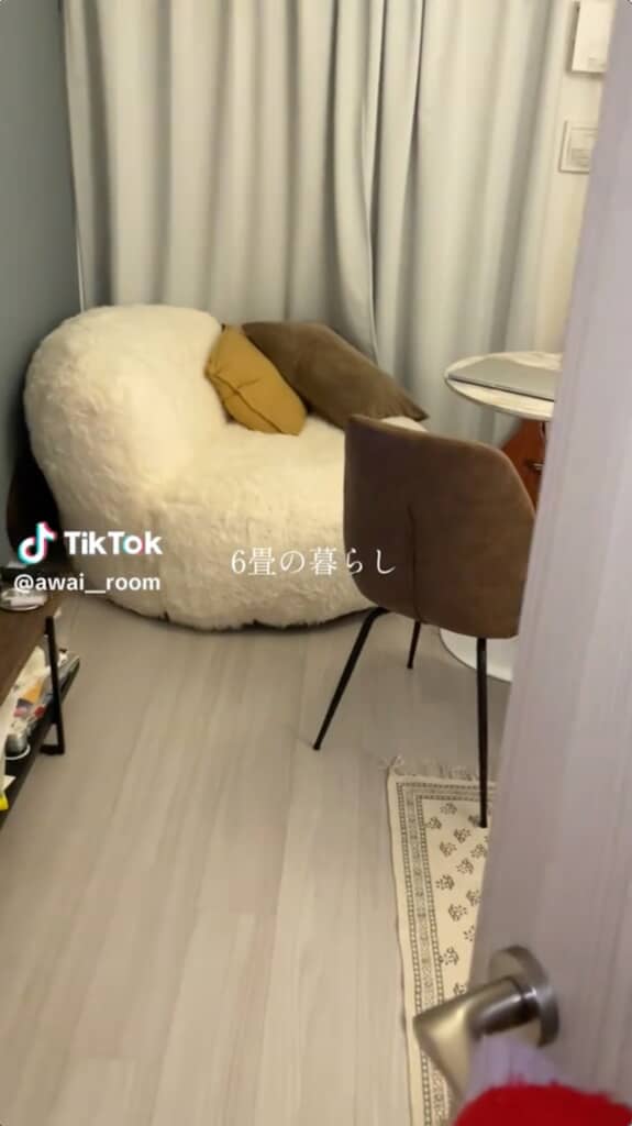 視界に部屋全体が収まってしまうのが6畳間