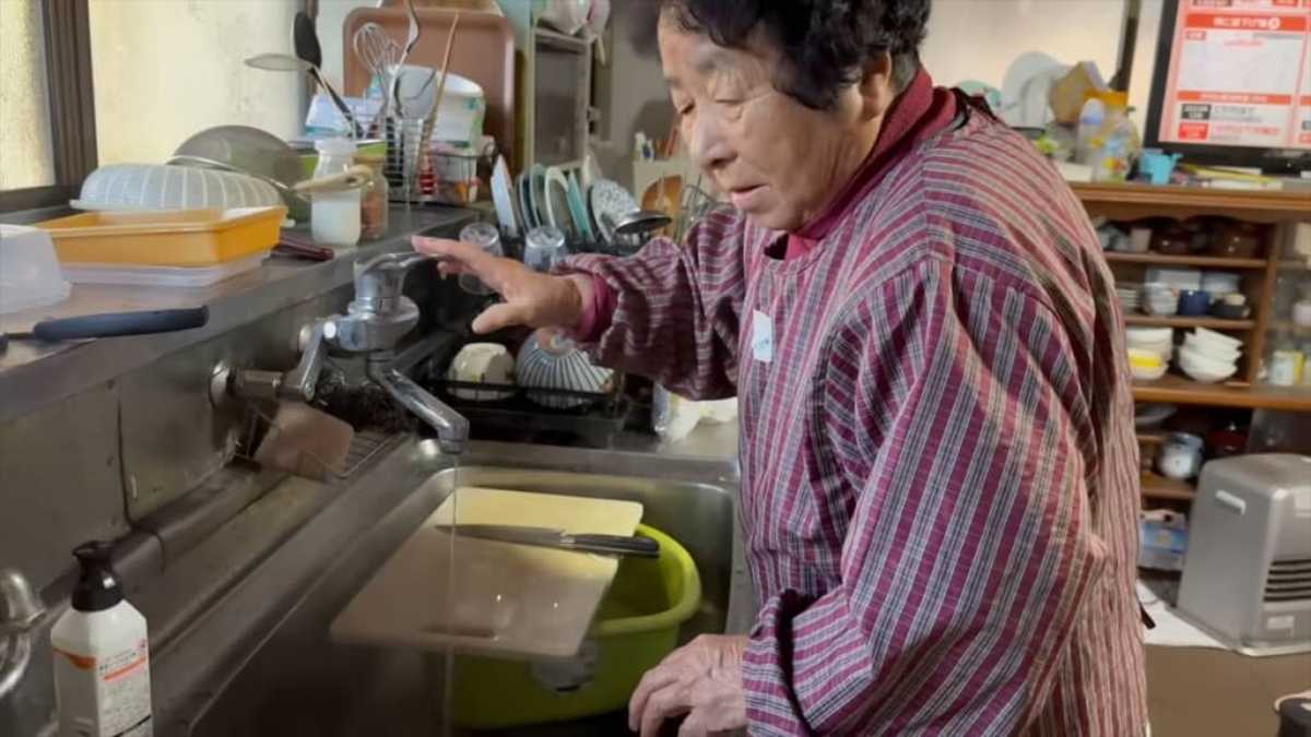 「目を離すとこれ」83歳おばあちゃんの日常撮影中→孫が一瞬カメラを置くと……　まさかの行動に「笑ってしまいました」「これが元気の源」（1/3） | ライフスタイル ねとらぼ