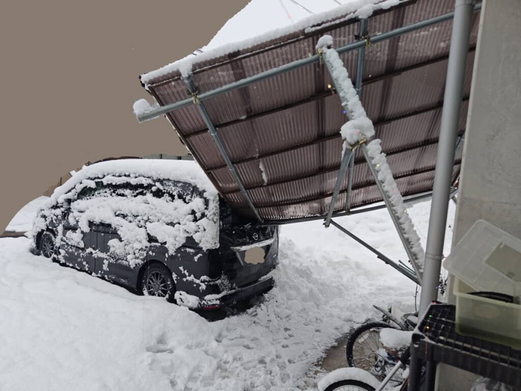 雪の重みで簡易的な作りの屋根が壊れて車に直撃した事故現場