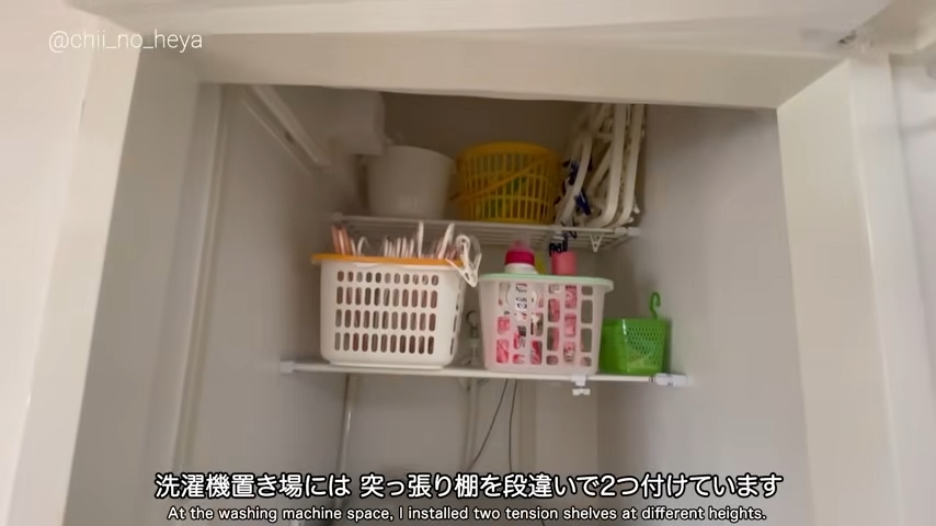 洗濯機置き場には互い違いに2つの棚がある