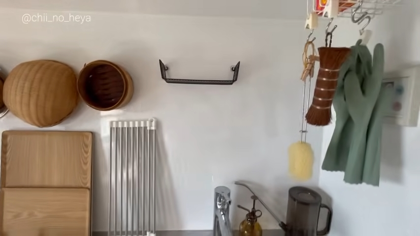 キッチンの壁はものを掛けるスペースに