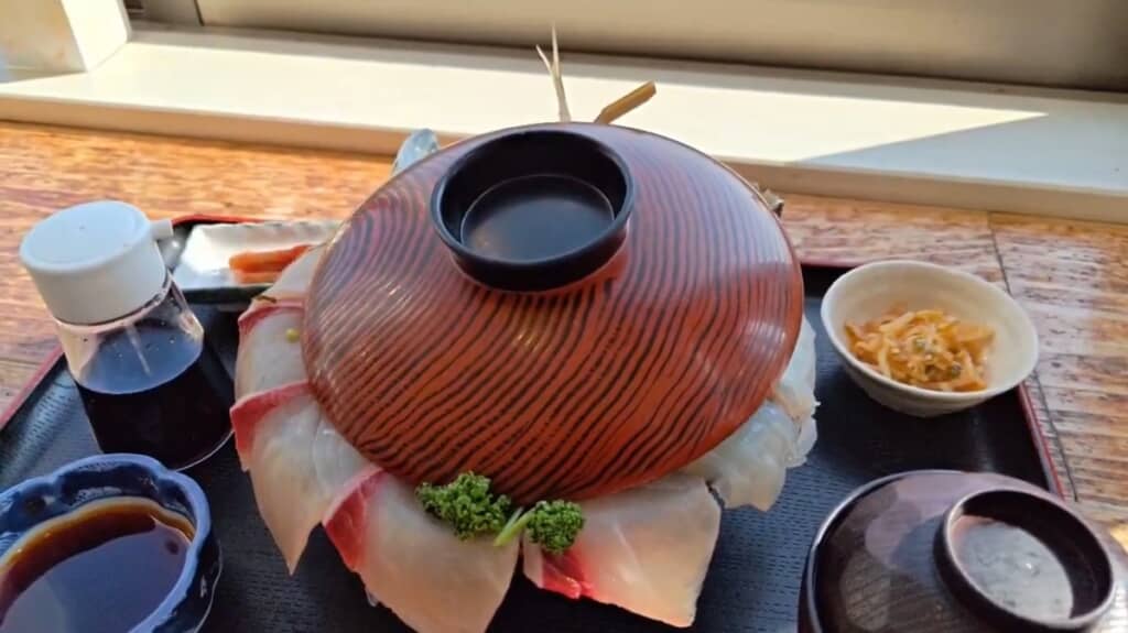 フタがピクリ……