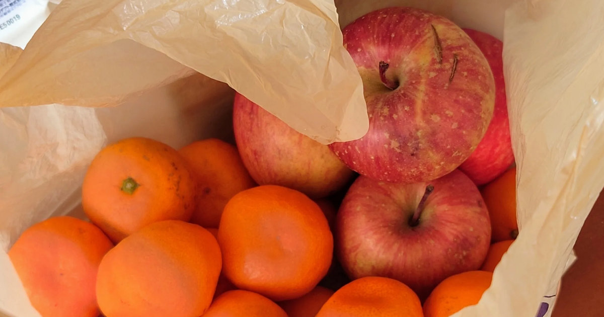 お隣さんにもらったミカンとリンゴ→入っていた袋を見ると……　北海道ならではの“驚きの光景”が63万表示「凄い！懐かしい」（1/4） | ライフスタイル ねとらぼ