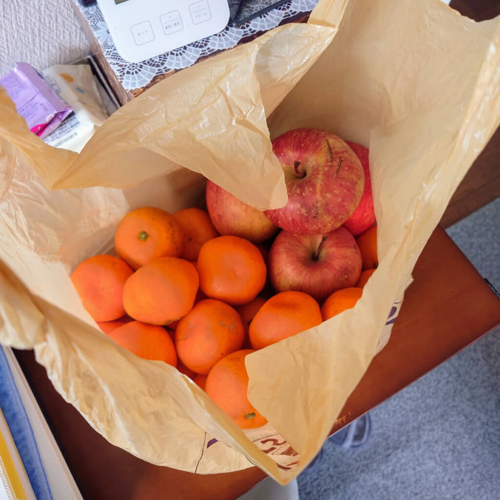 もらった果物が入っていた袋を見ると……