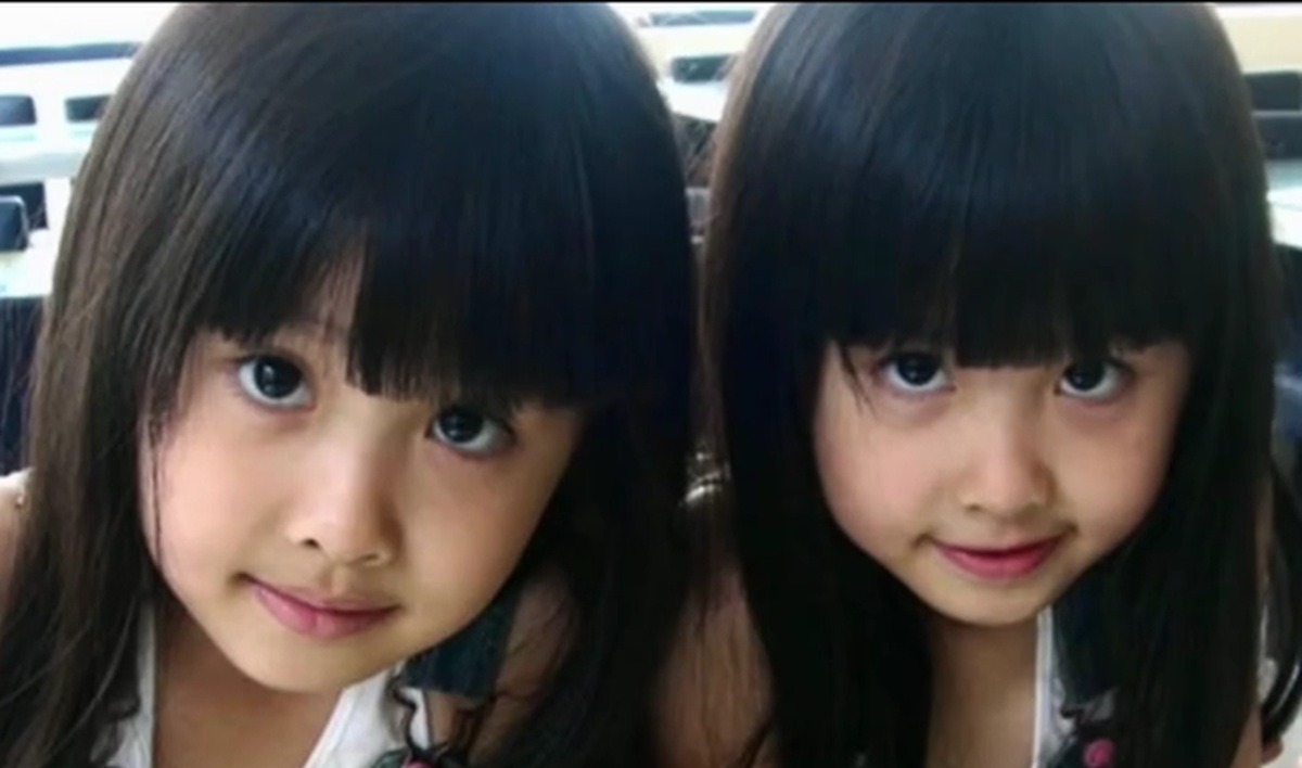 あいらしい双子姉妹、おそろいコーデと髪型で並ぶ幼いころ→大人になった姿に「うわー！」「どんどんきれいになってる」【海外】（1/3） | 育児 ねとらぼ