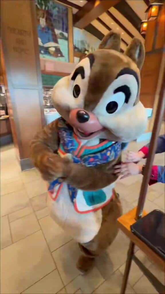 キャストに止められつつも振り切るチップ