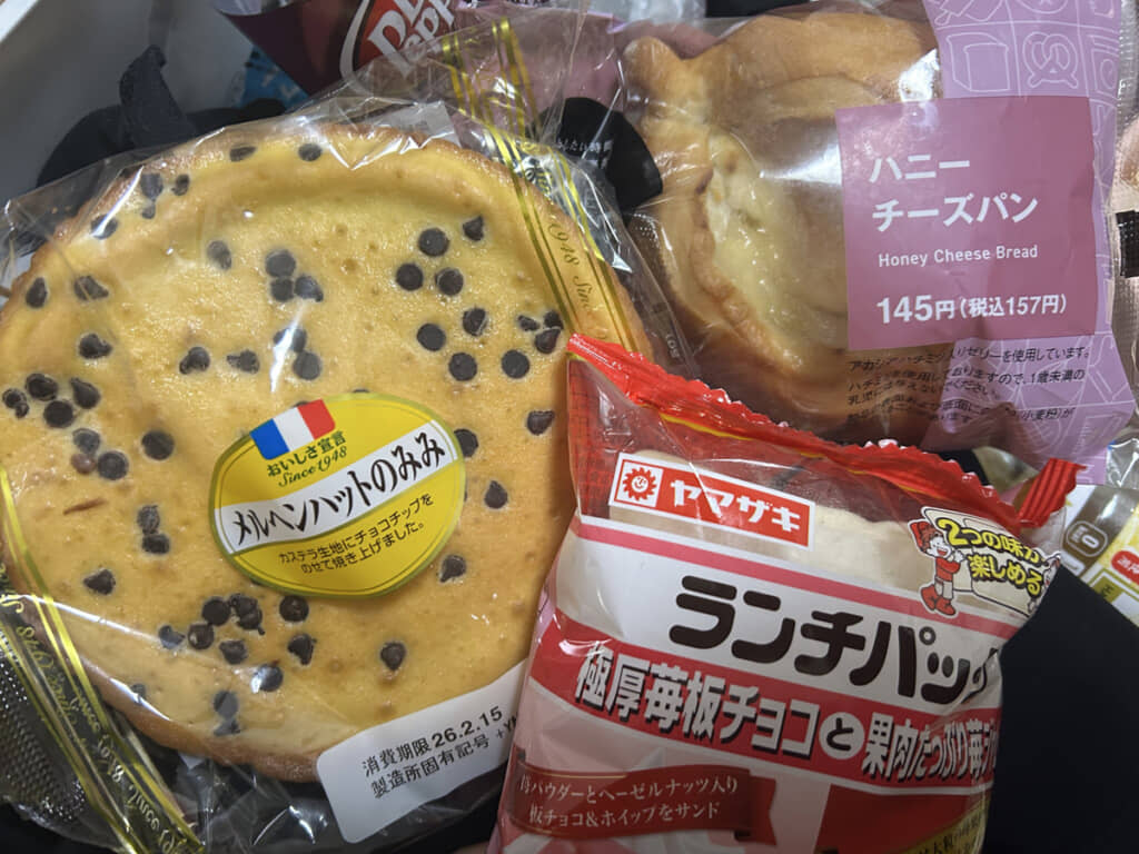左の「メルヘンハットのみみ」もなかなか売っていないと話題ですが、今回の主役は右下のランチパック