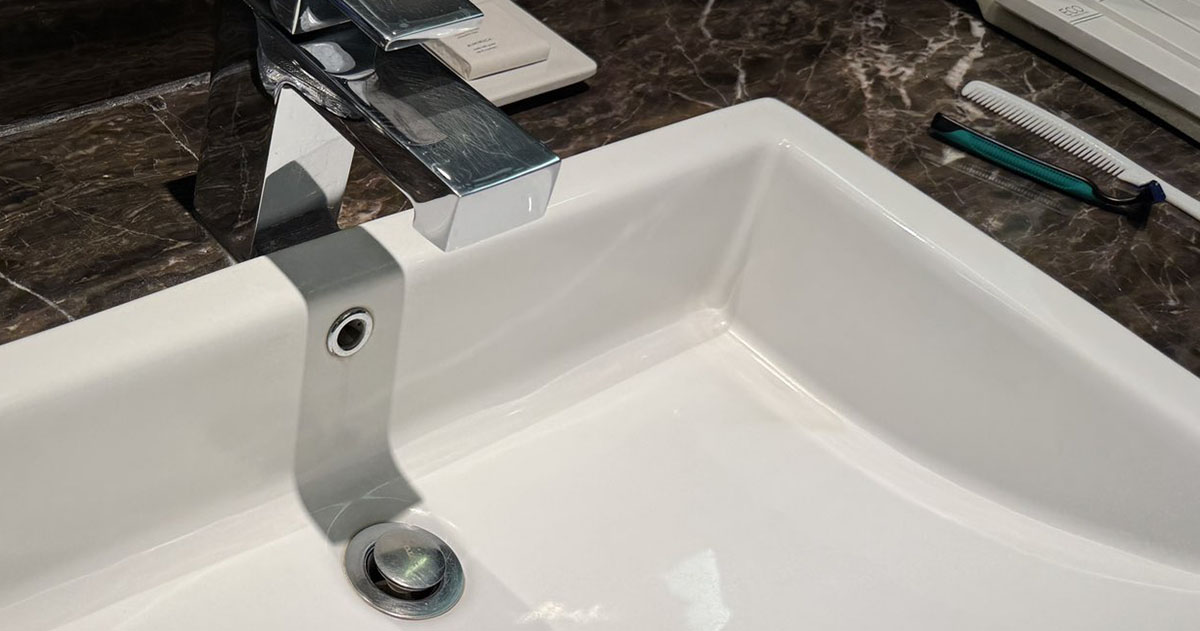 海外のホテルで“普通に歯磨き”→思わずヒヤッとした光景が2200万表示「これ分かる」「日本にいると忘れがち」（1/3） | ライフスタイル ねとらぼ