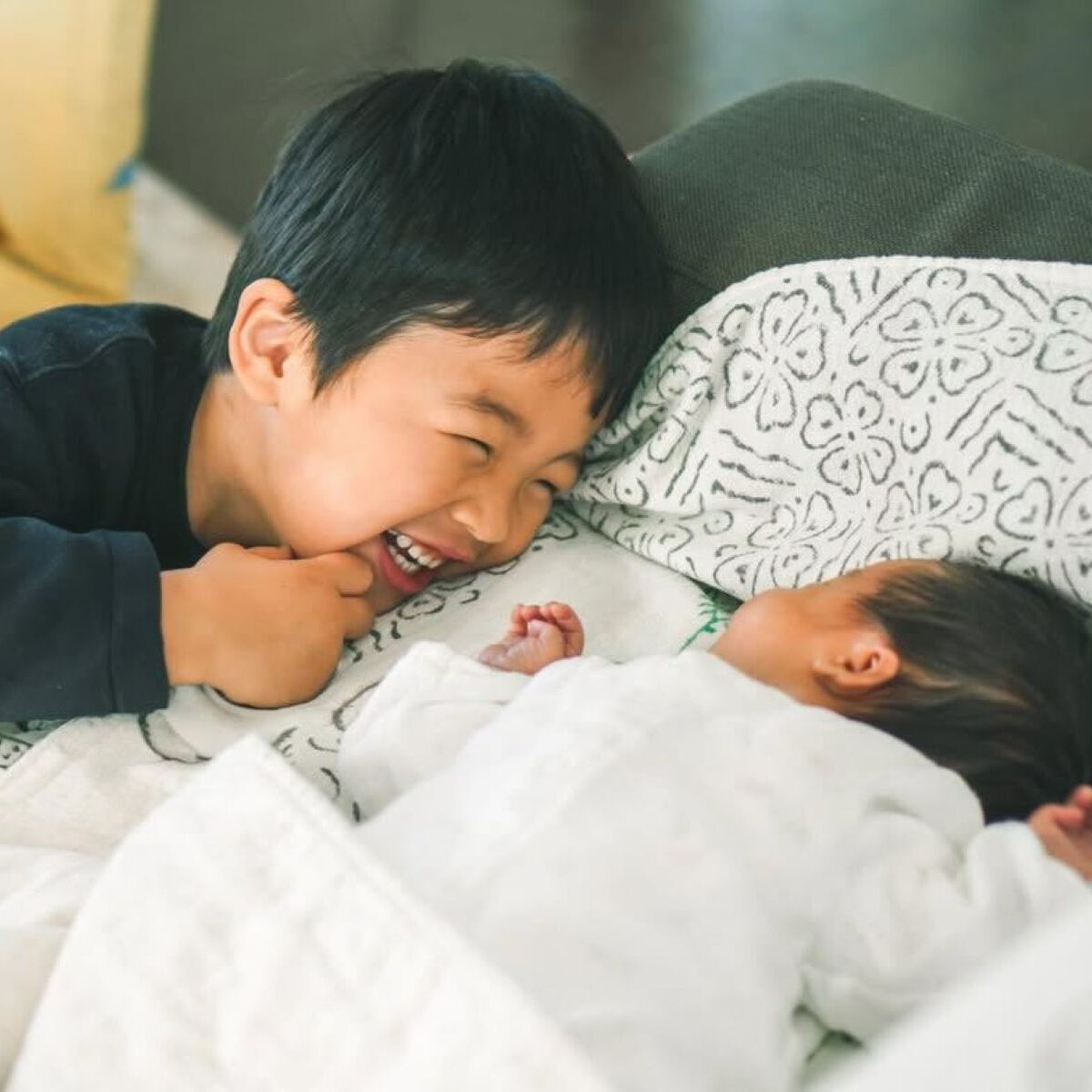 生まれたての妹を見つめる幼い兄→4年後……　現在の2ショットに「いやもう言葉にならん」「涙出そう」と72万表示（1/3） | ライフスタイル ねとらぼ