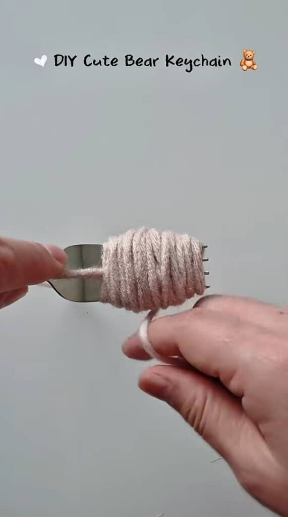 フォークに毛糸を巻きます