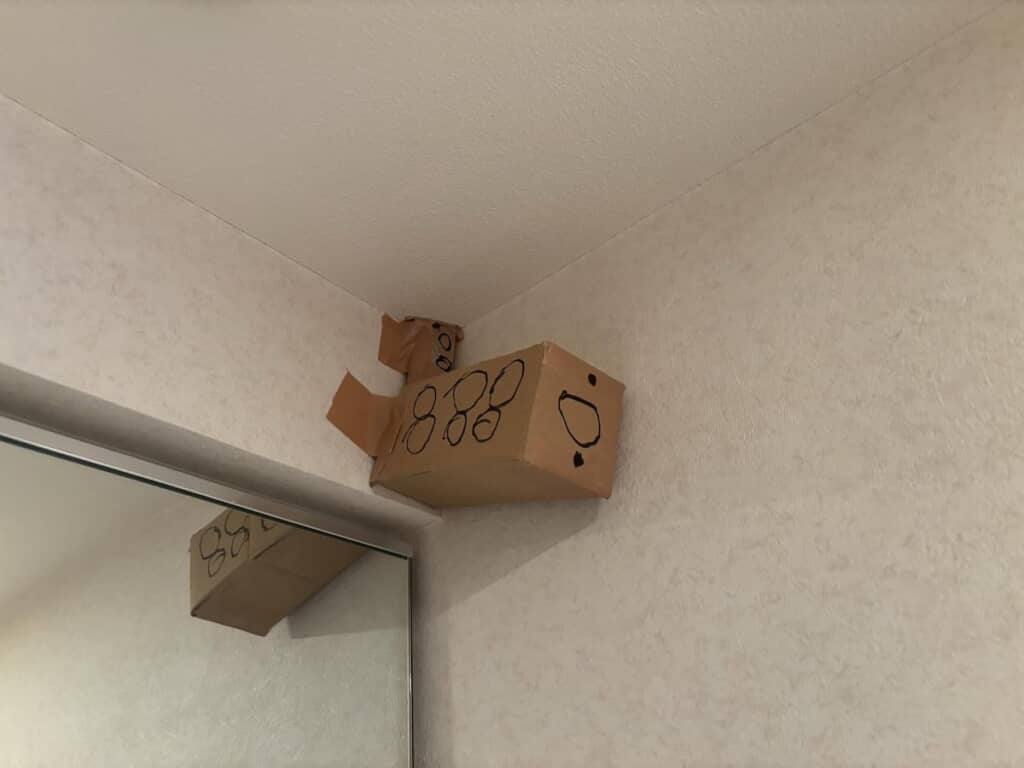 本体はダンボール、レンズなどの細かい部分はマジックで再現