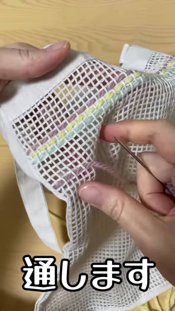 黄色と緑の毛糸も加わり、3色のラインが並んだところ