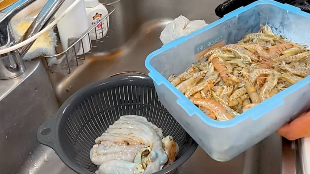 さばいたタコと調理前のエビ