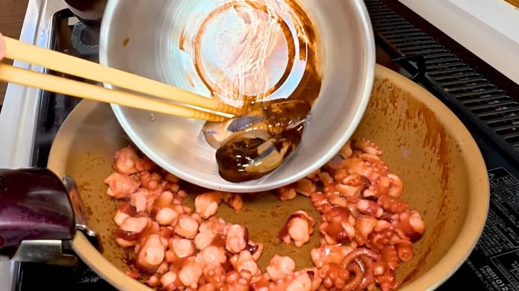 タコの身と一緒に肝を炒める