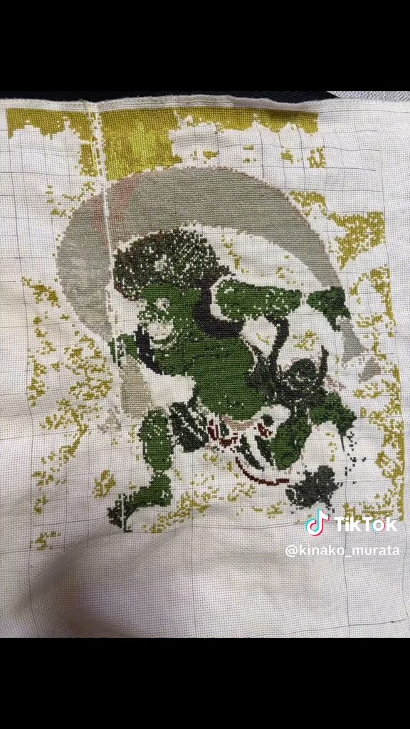 背景にも微妙に色の違う糸を用い、濃淡をつけています