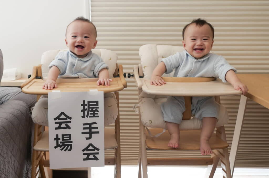 双子赤ちゃんの握手会開催!