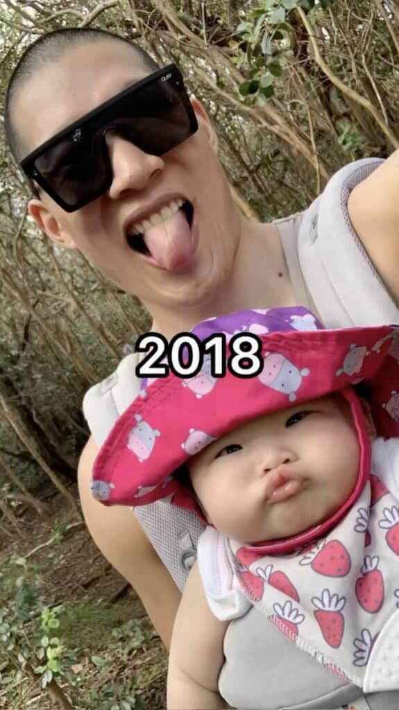 2018年の2人。パパはワイルドな見た目、娘は生まれたばかりの赤ちゃんです