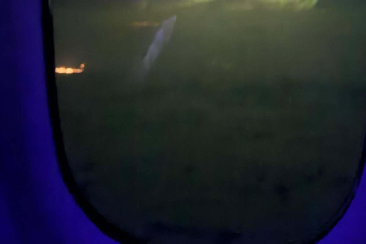 JAL機に搭乗中「進行方向右手をご覧ください」→窓の外を見ると……　CAも驚きの光景に「羨ましすぎ」「これは一生の思い出ですね」 | ライフスタイル ねとらぼ